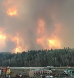wildfire in Canada&#x27;s oil sands region